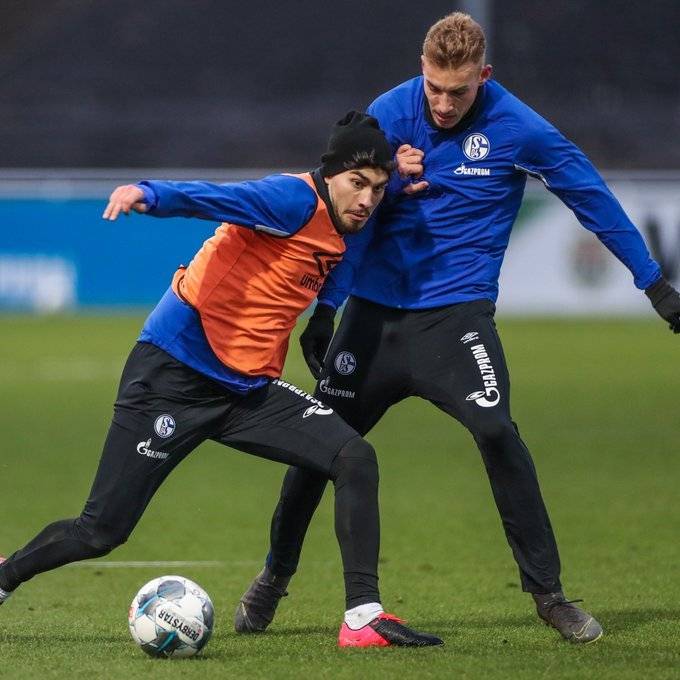 沙尔克球队遭遇连败,排名急速下滑怎么办